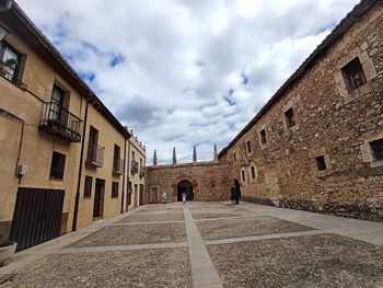 La catedral de El Burgo presenta su nuevo centro de visitantes