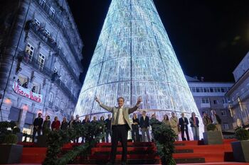 Vigo enciende sus luces de Navidad con un homenaje a Valencia