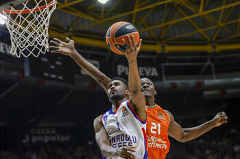 El Valencia Basket gana con coraje a un Anadolu Efes mermado
