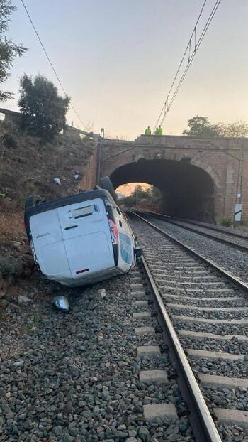 Herido leve tras volcar sobre las vías del tren en Arcos