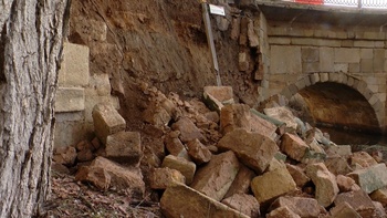 El puente de piedra, monitorizado a la espera de su reparación