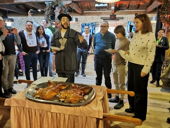 Roscón trincha el cochinillo del Virrey junto a su madre