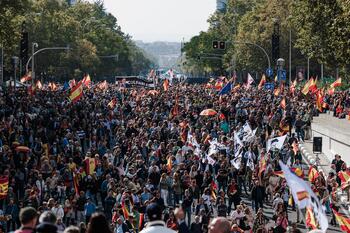 Miles de personas se manifiestan contra el Gobierno