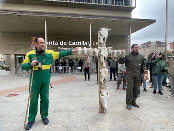 Una cruz de cráneos para denunciar la situación ganadera