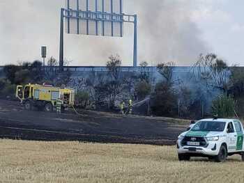 Un incendio en Almazán obliga a cortar un carril de la A-15