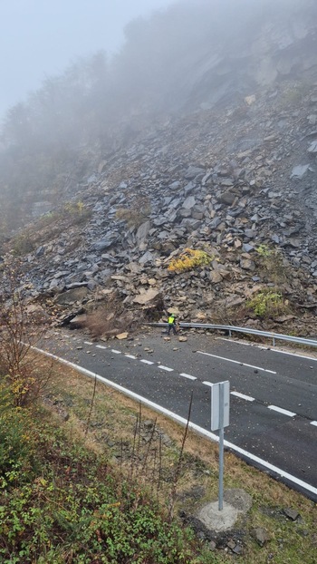 Un desprendimiento de rocas corta la AP-66 en la zona de Lena