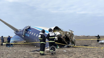 Un avión con 67 pasajeros se estrella en Kazajistán