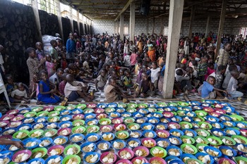 Mil farollilos rojos por los niños del campo de Buhimba