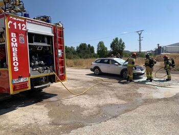 Sofocado el incendio de un vehículo en el casco de Almazán