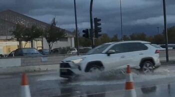 El temporal inunda carreteras en la capital