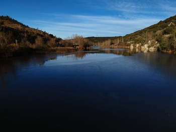 El río Duero, helado a su paso por la capital