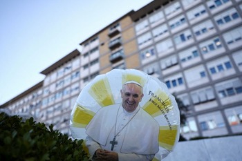 El Papa permanece estable pero su cuadro clínico es 